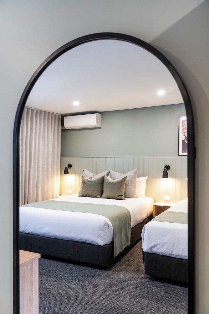 Olive, Twin Beds, Queen Bed