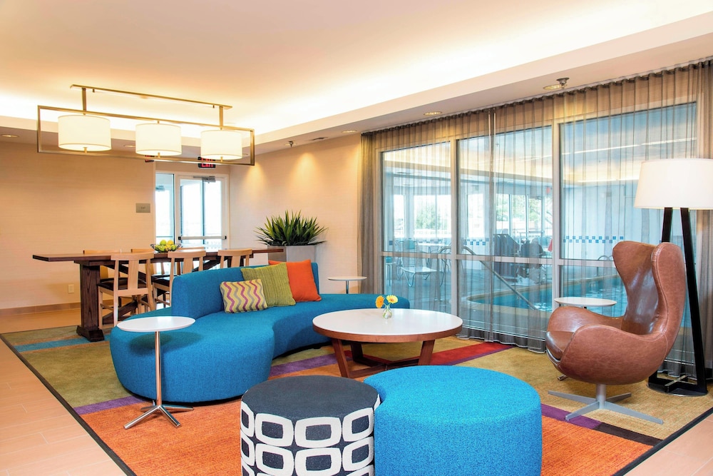 Spark by Hilton Bloomington 18/43