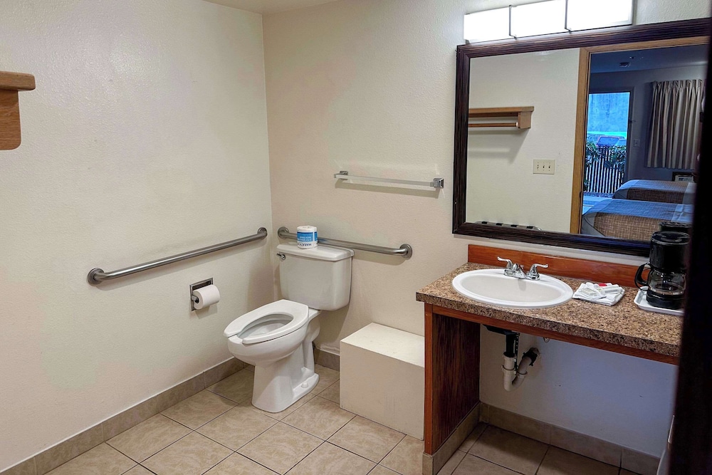 Econo Lodge Edmonds North Seattle, WA 35/39