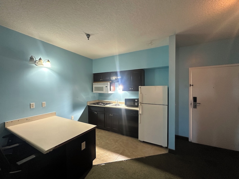 Guest Cottage & Suites 44/60