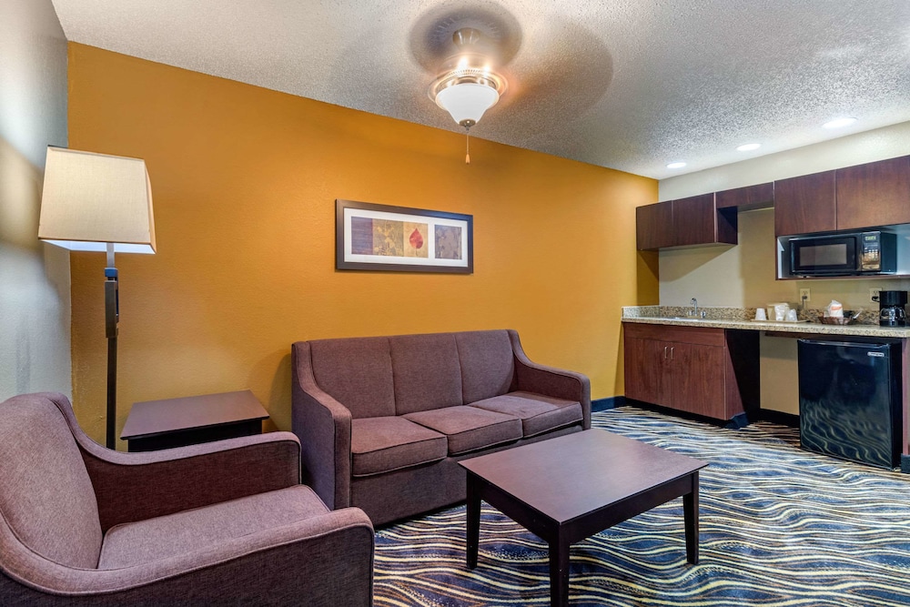 Quality Suites Addison-Dallas 33/42