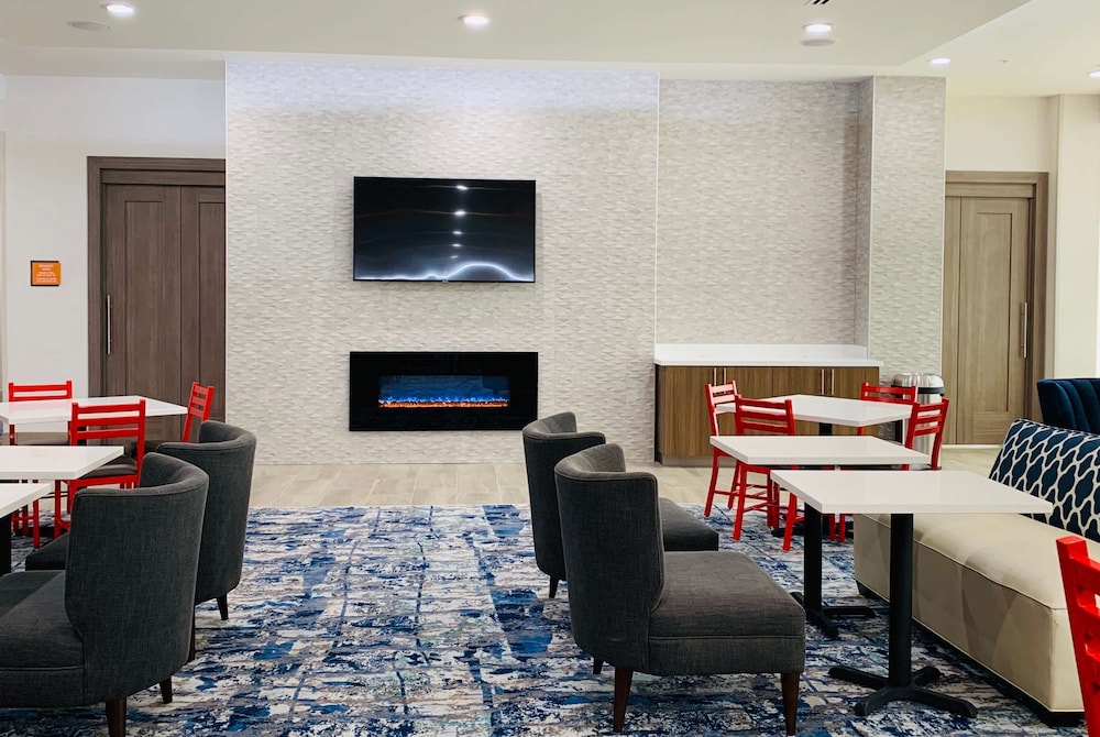 La Quinta Inn & Suites by Wyndham - Red Oak TX IH-35E 19/23