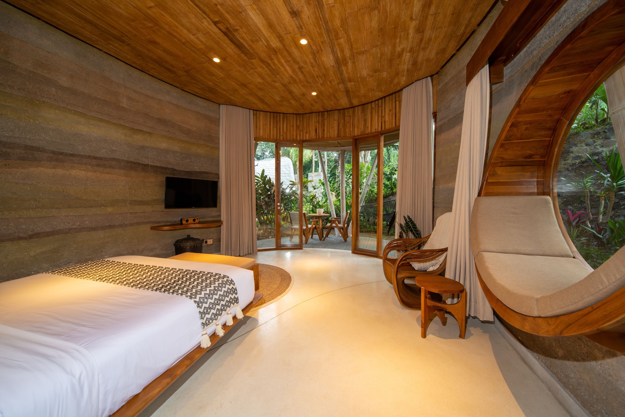 Double Bed, Pool Side