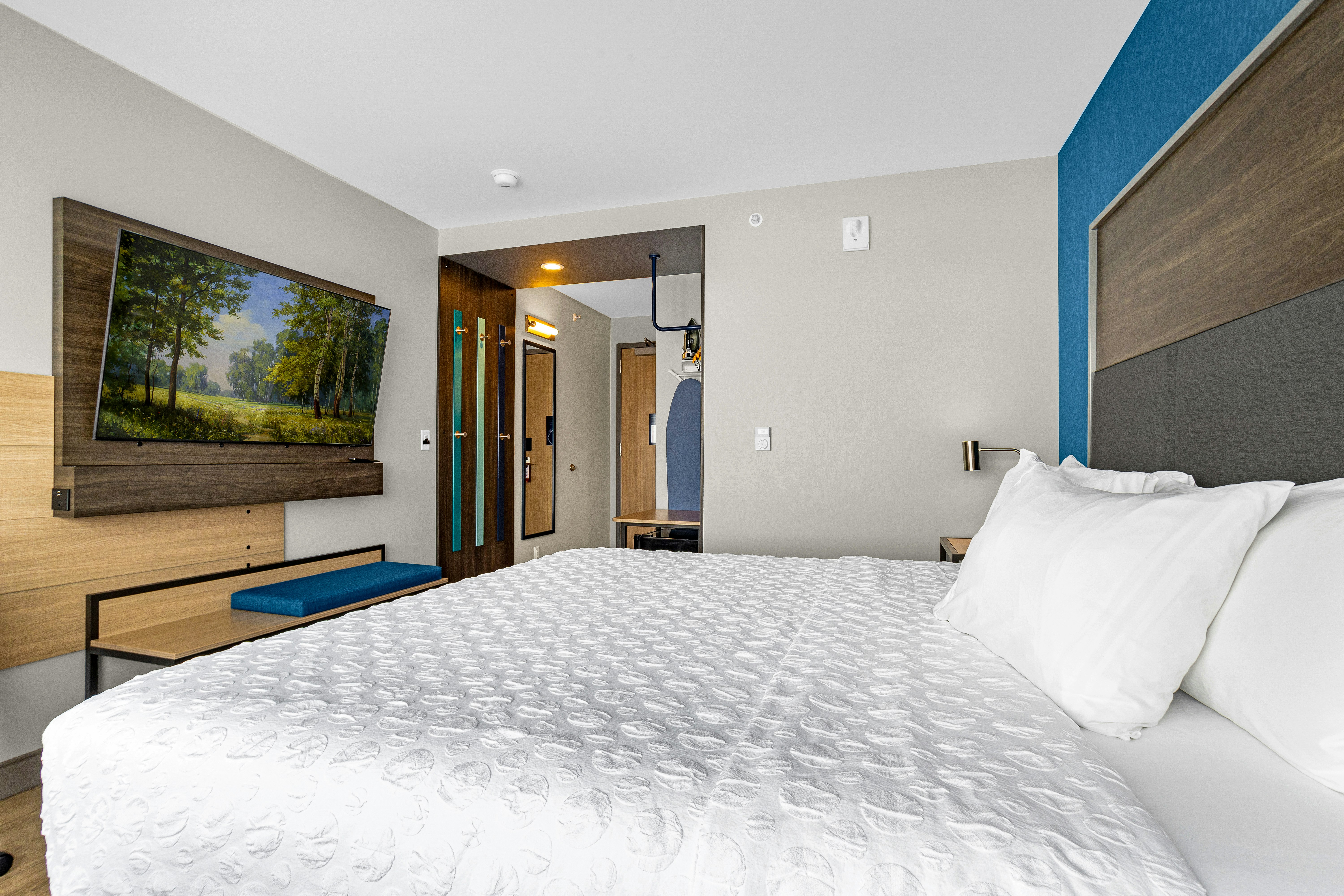 ROOM, KING BED