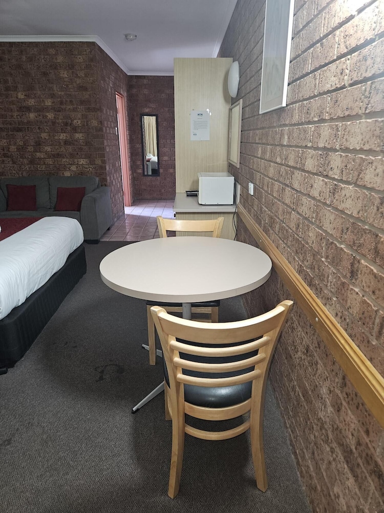 Courtyard Motor Inn 28/36