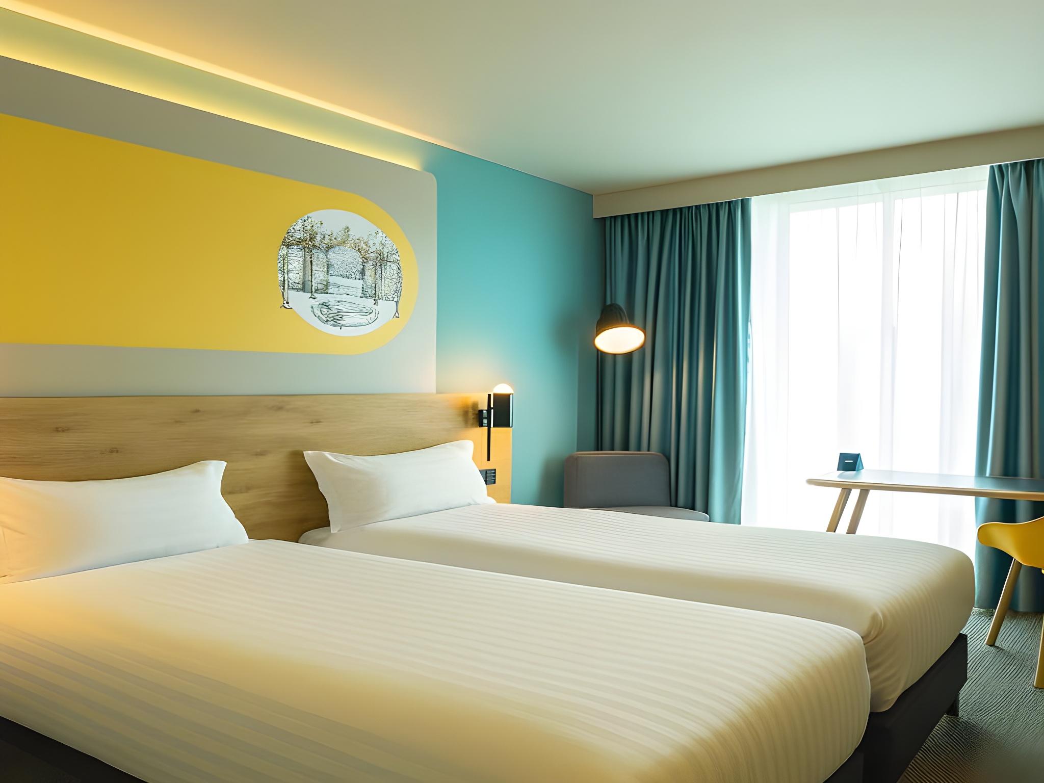 Room, Single, 2 Double Beds