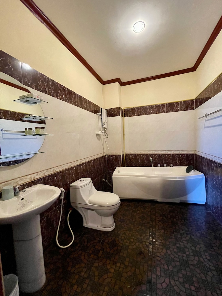 Sengkeo Hotel 50/50