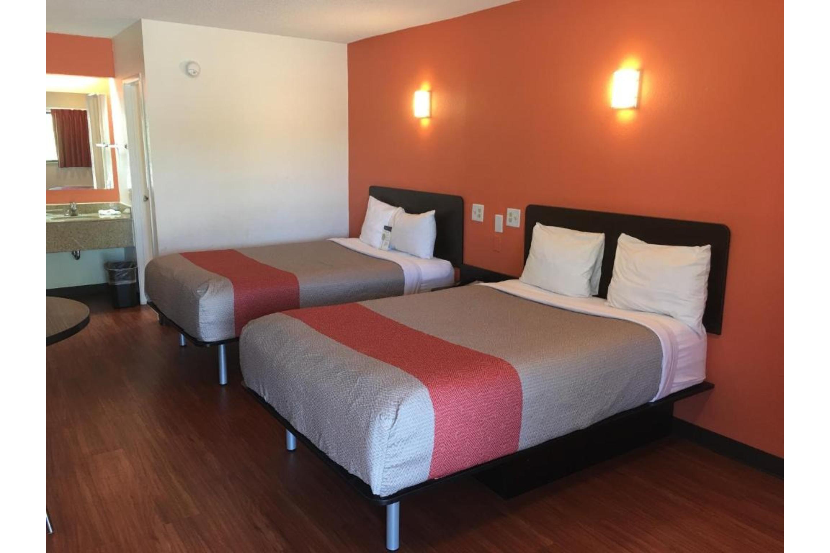 2 Full Beds - Non-Smoking, Micfridge