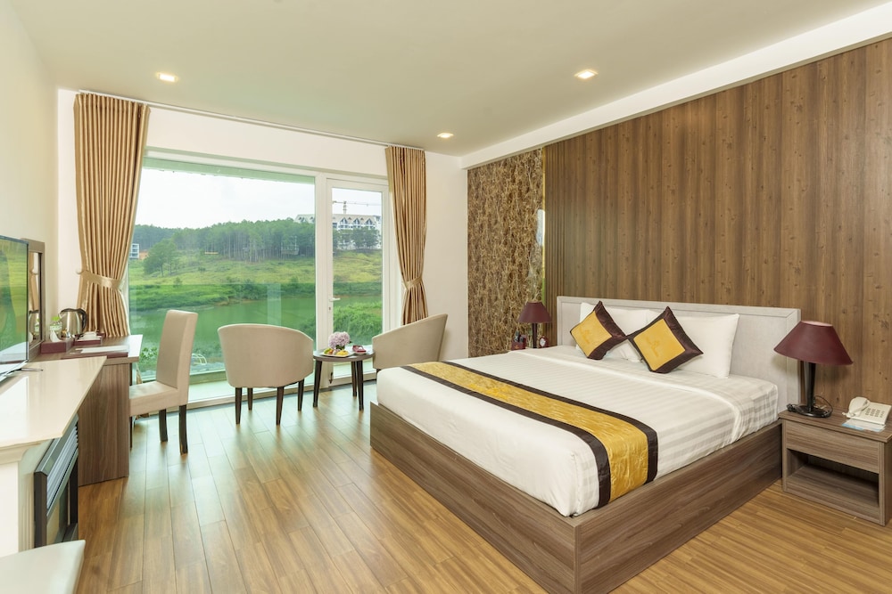 DELUXE, DOUBLE BED