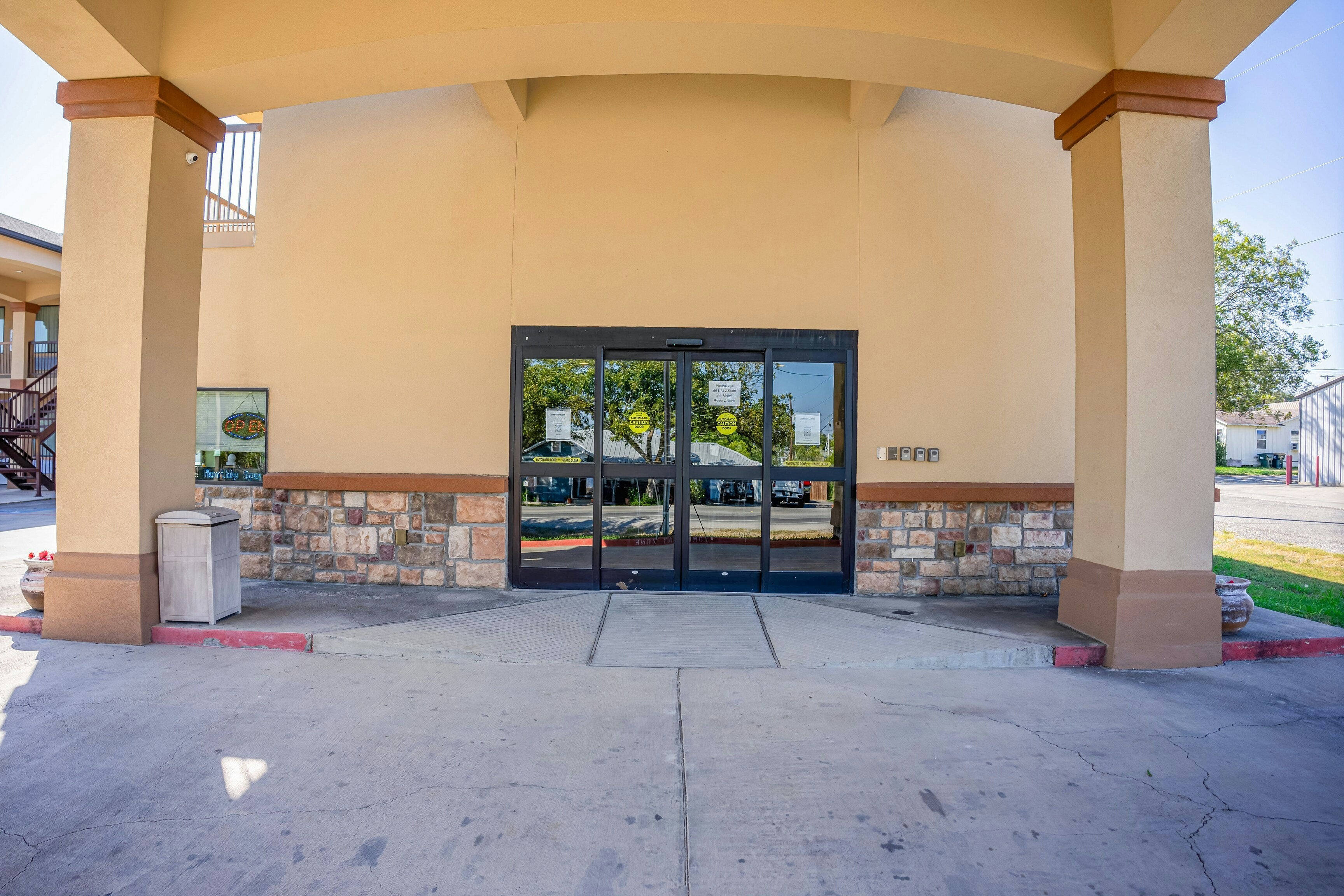 Moulton Inn & Suites By OYO Near Shiner TX 26/29