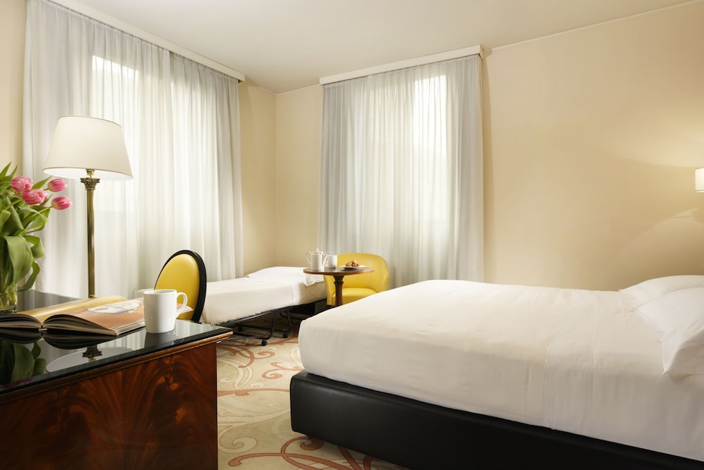 غرفة كلاسيكية ثلاثية بسرير مزدوج وسرير فردي، Unahotels Scandinavia Milan 3/5