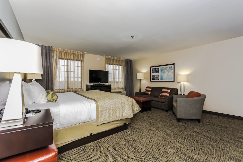 جناح استوديو بسرير كينج بمطبخ، Staybridge Suites Grand Forks 2/2
