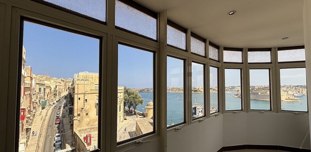 Grand Harbour Hotel 24/45