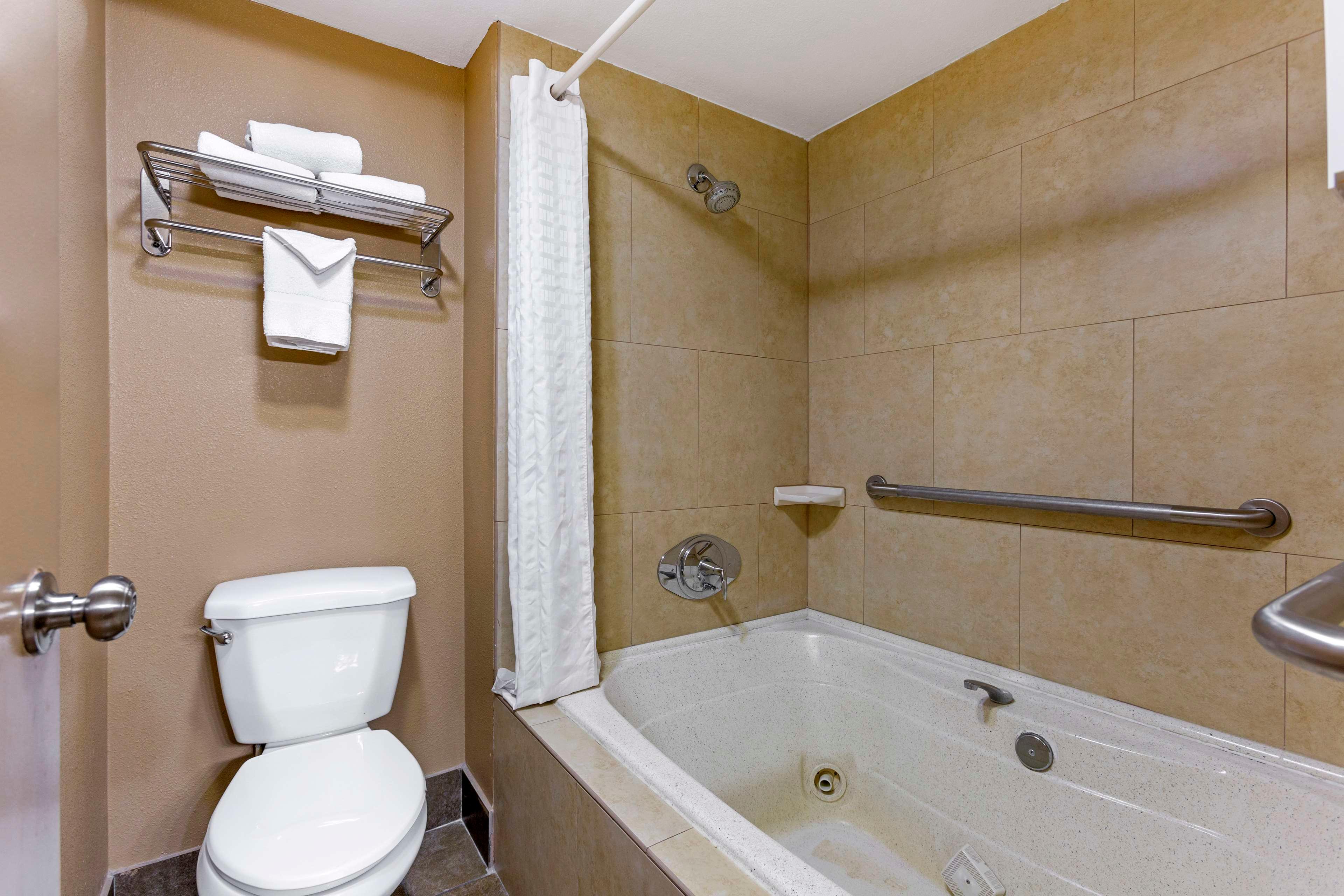 Suite, 2 Queen Beds, Royal Sun Inn & Suites 4/6