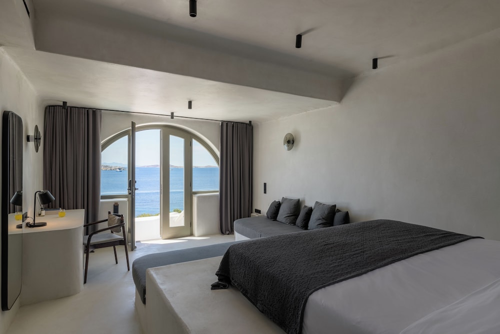 SUITE, SEA FRONT, MINI PLUNGE POOL