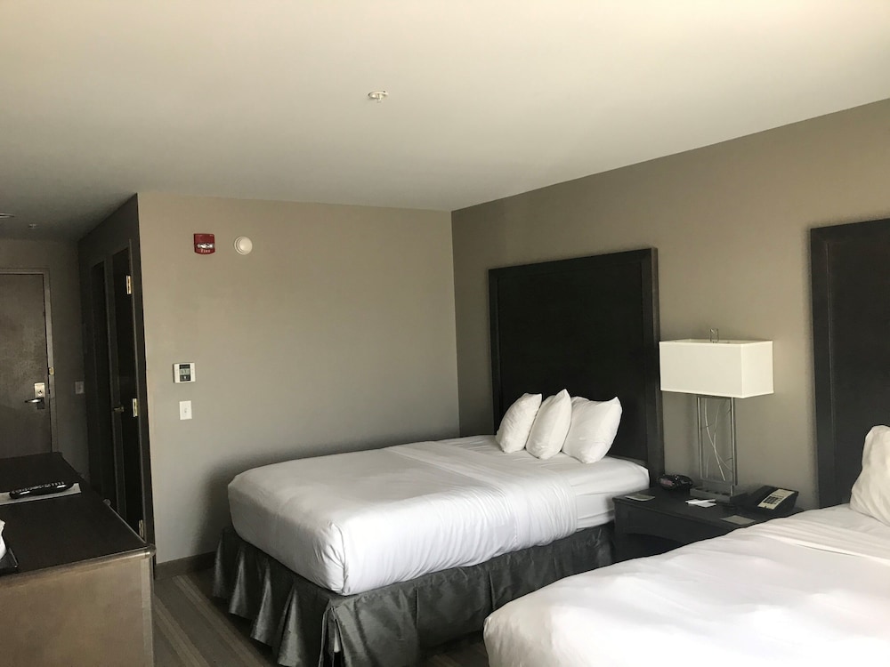 Room, 2 Queen Beds, Lake View