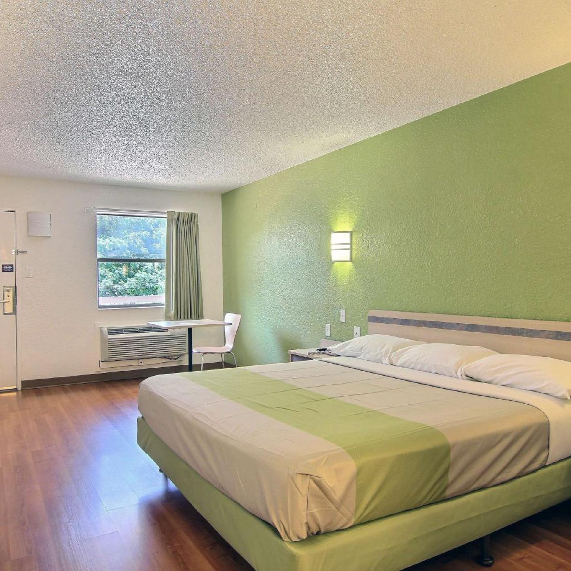 ROOM, KING BED