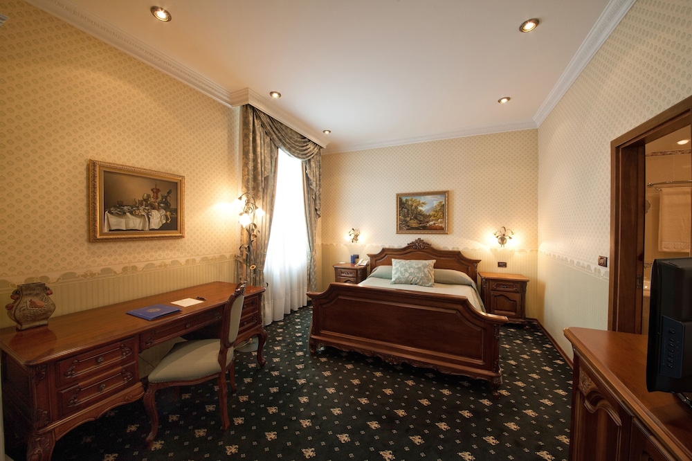 JUNIOR, STUDIO, QUEEN BED
