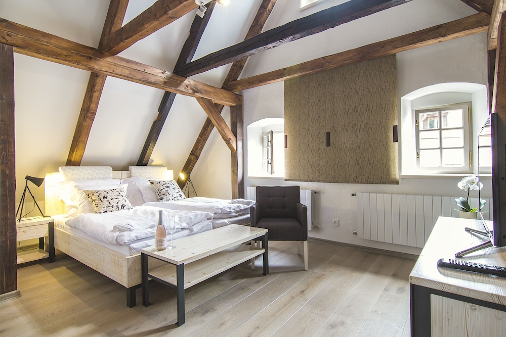 DELUXE, DOUBLE OR TWIN BED