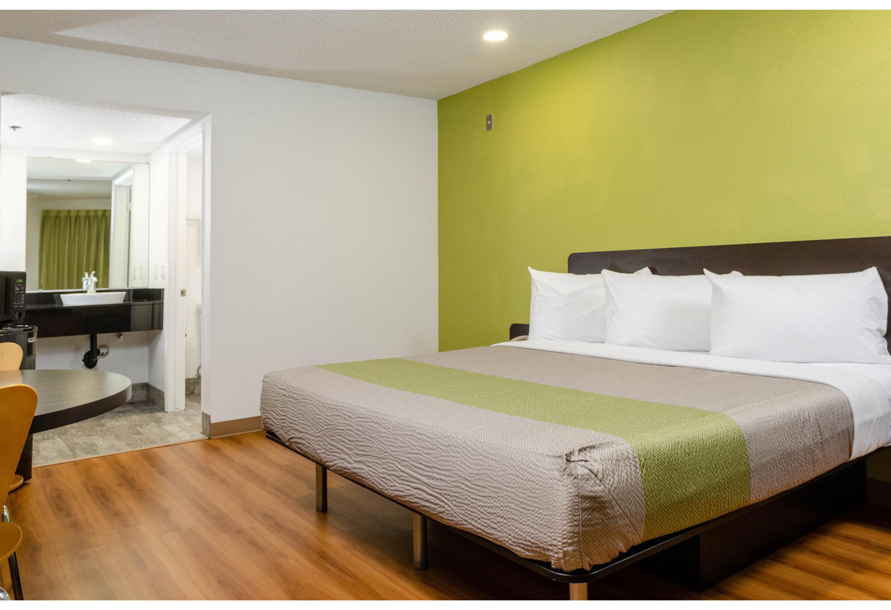 1 King Bed - Non-Smoking, Micfridge