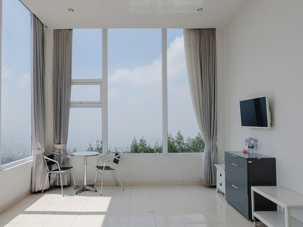 Hotel O Batu near Jatim Park formerly Villa Bukit Panderman Residence 40/49
