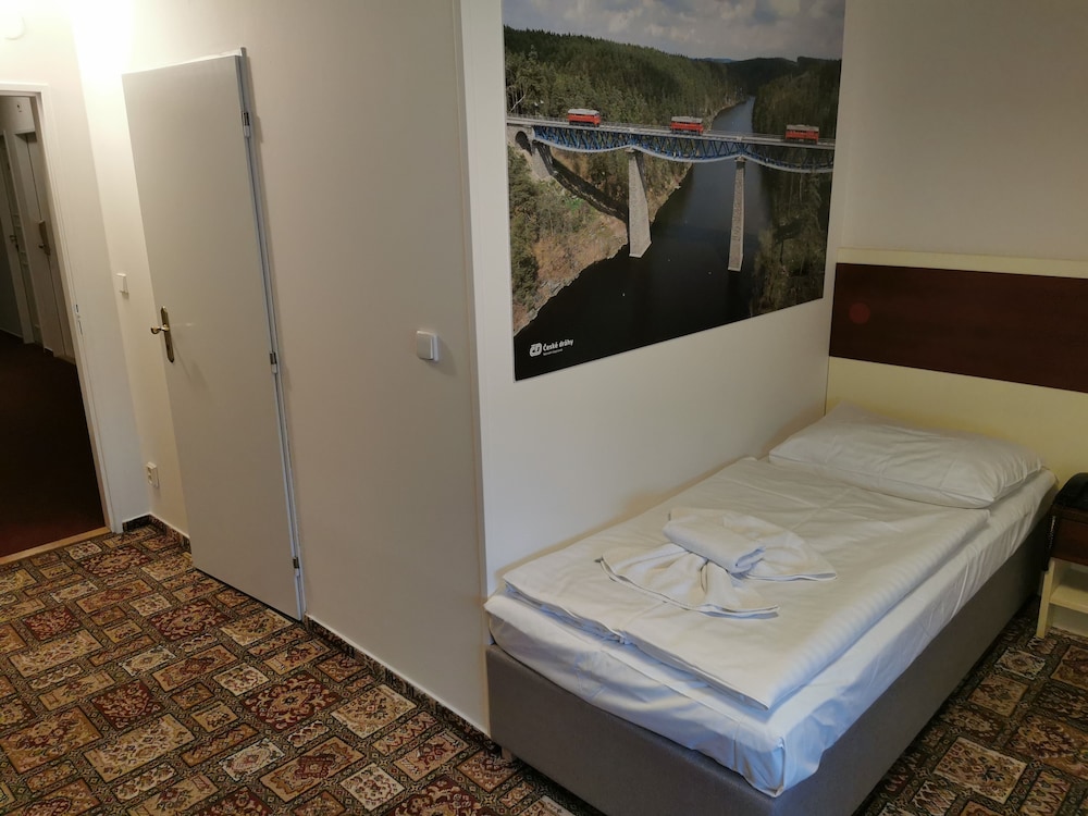 ROOM, SINGLE