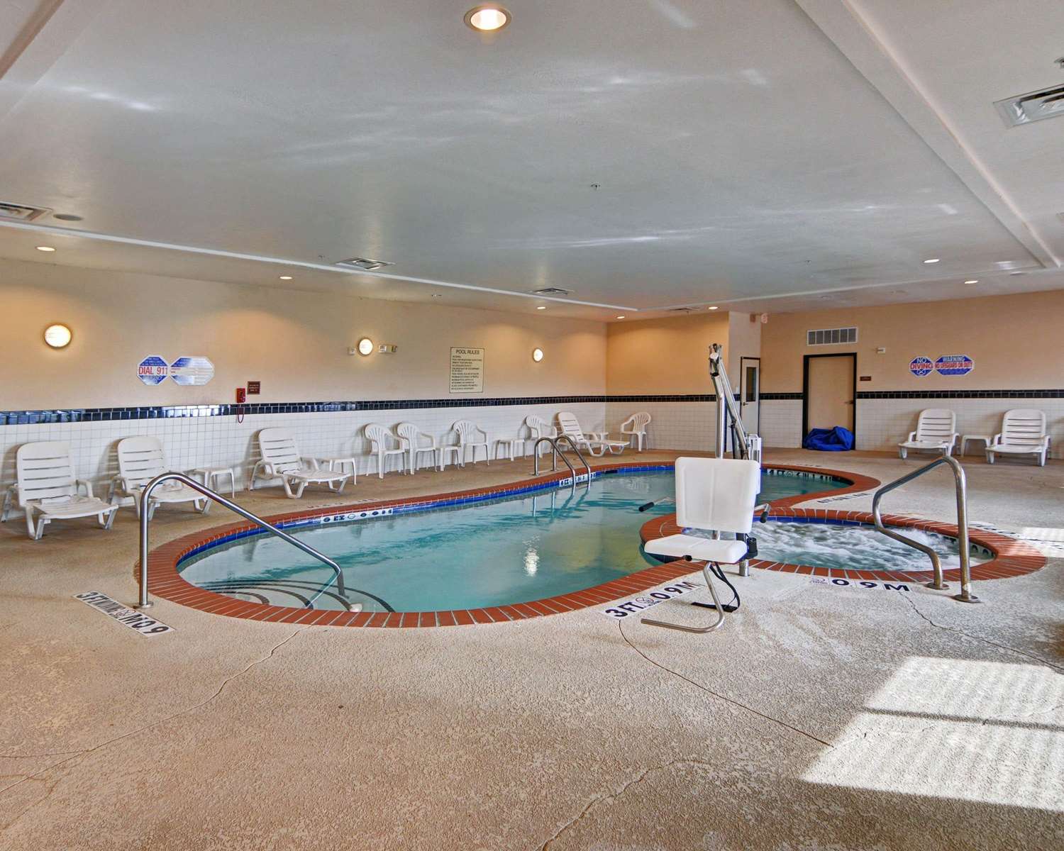 Quality Suites Near Cedar Creek Lake Mabank, TX 23/42