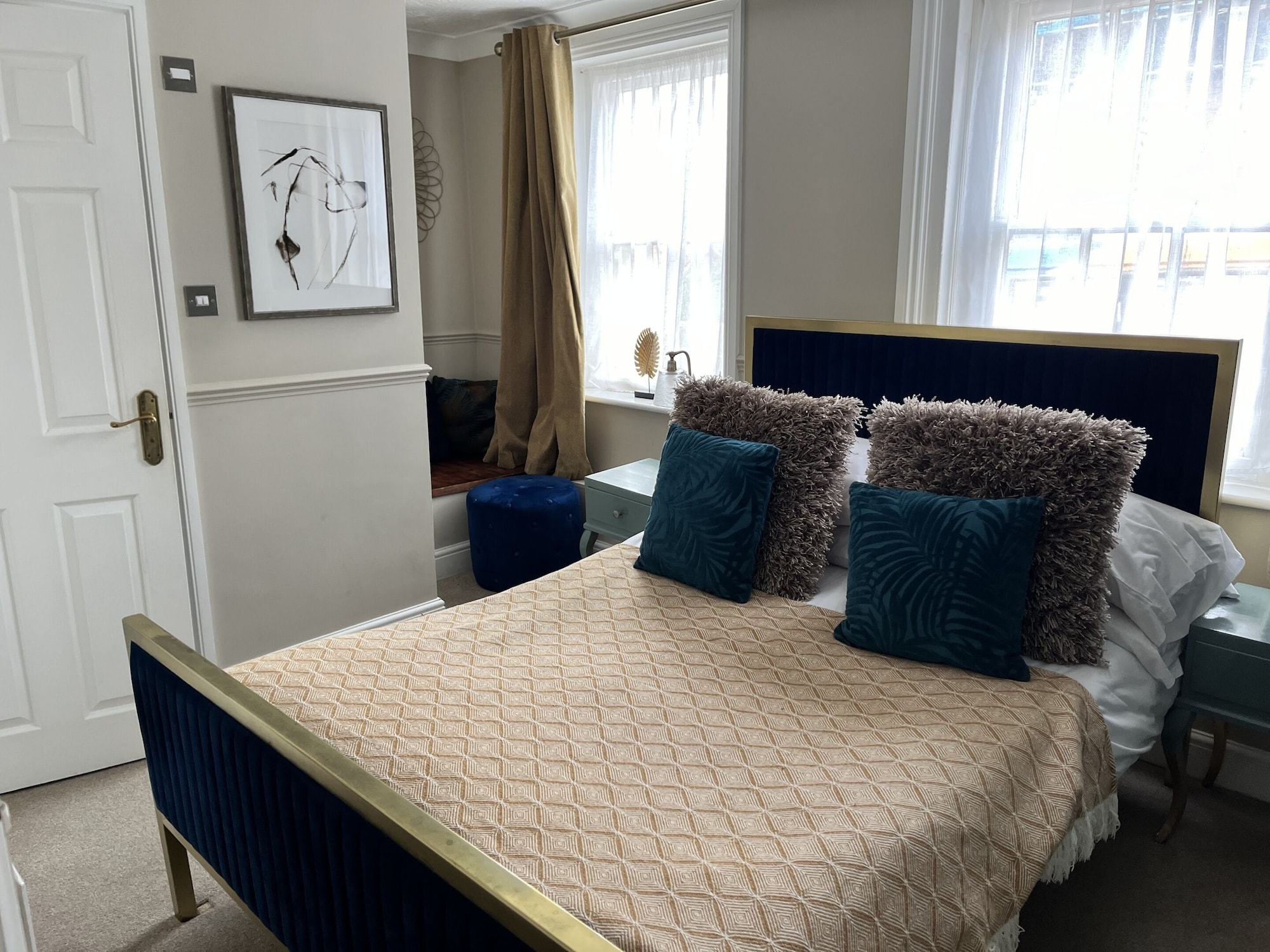Room, Double Bed, The Ship Hotel 2/4