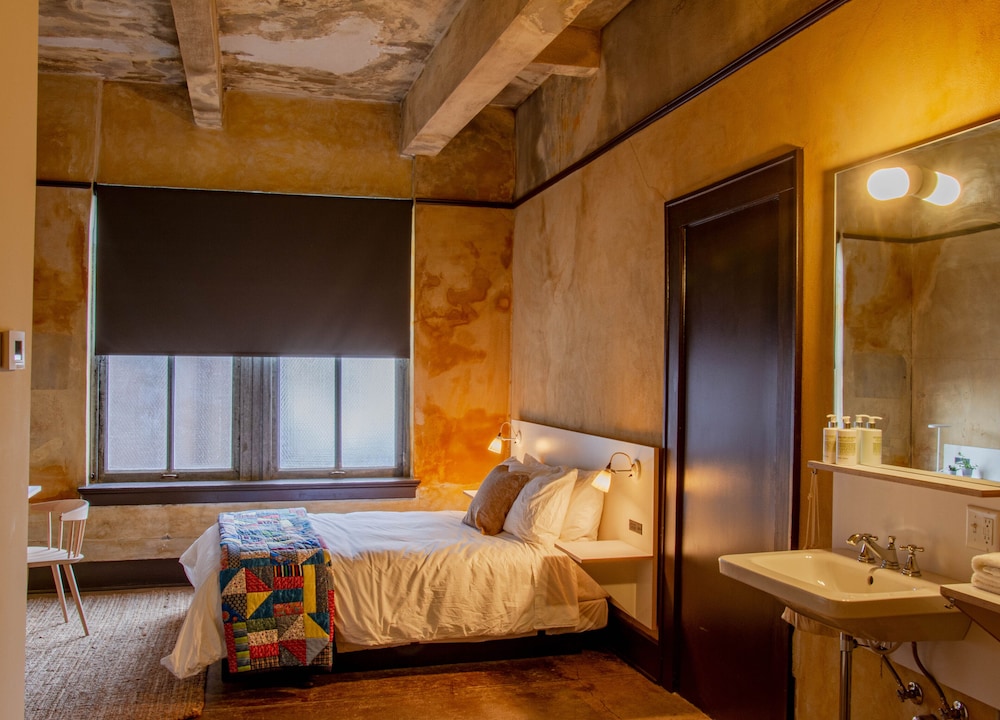 Travelers Hotel 21/39