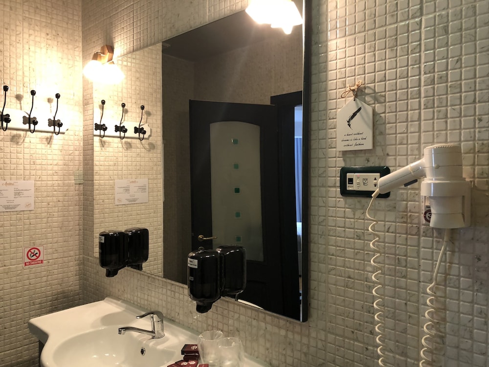 Ambra Boutique Hotel And Bistro 67/68