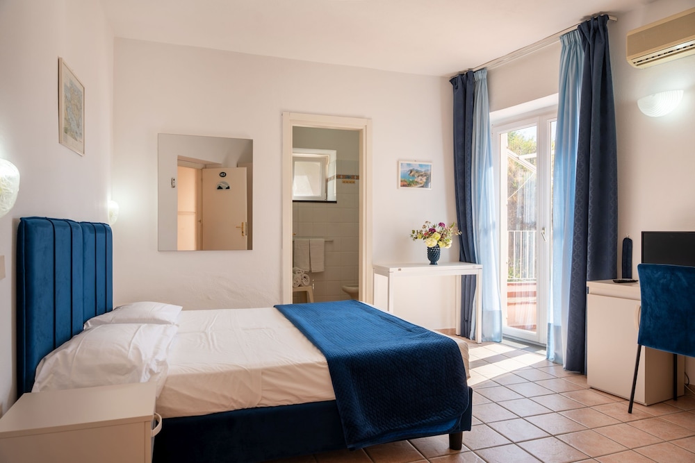 PANORAMIC, DOUBLE BED, PARTIAL SEA VIEW, GROUND FLOOR