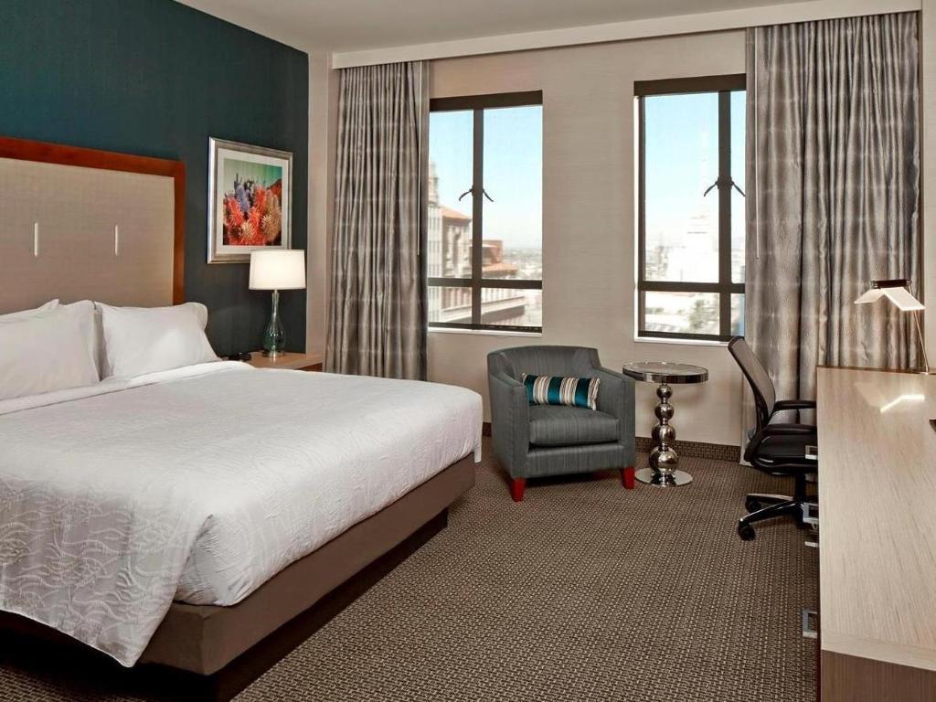 HOSPITALITY, SUITE, QUEEN MURPHY BED