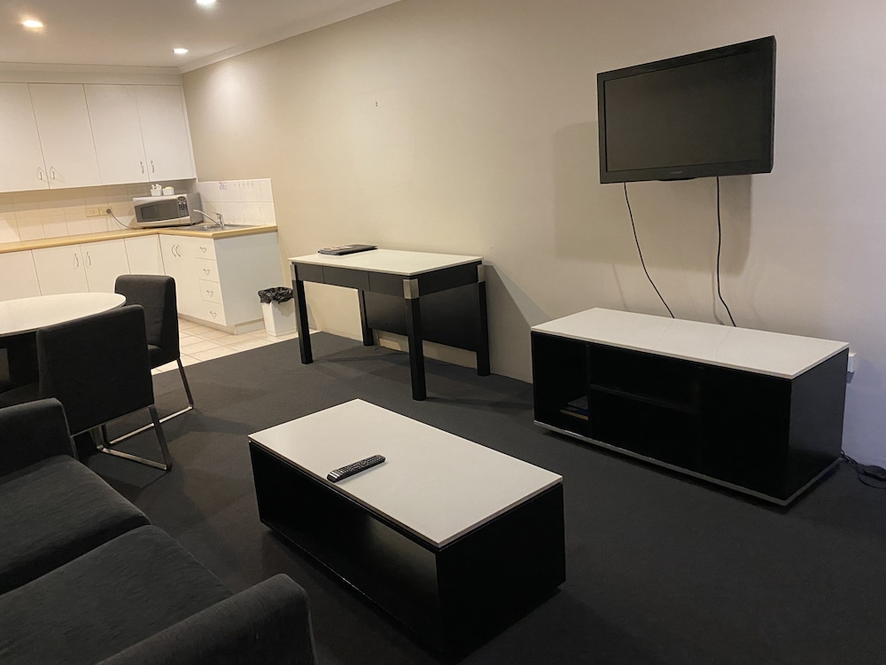 The Cosmopolitan Motel Serviced Apartments 34/48