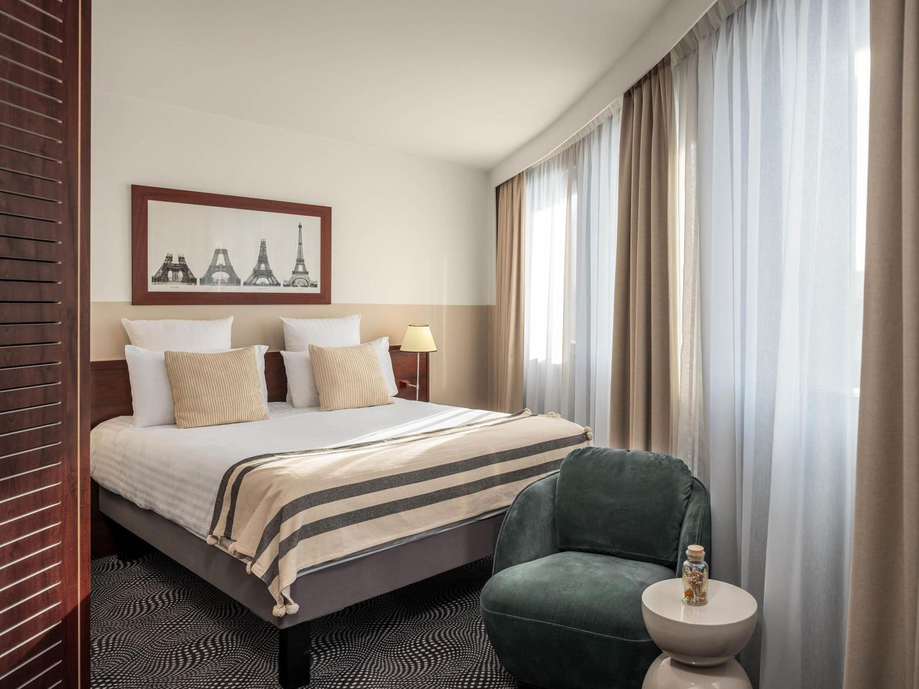 Privilege, Queen Bed, with View