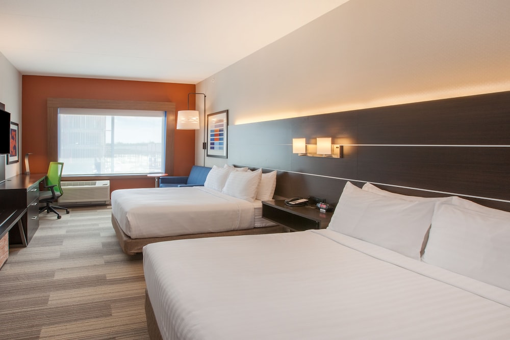 HOLIDAY INN EXPRESS & SUITES INDIANAPOLIS NE - NOBLESVILLE 18/66