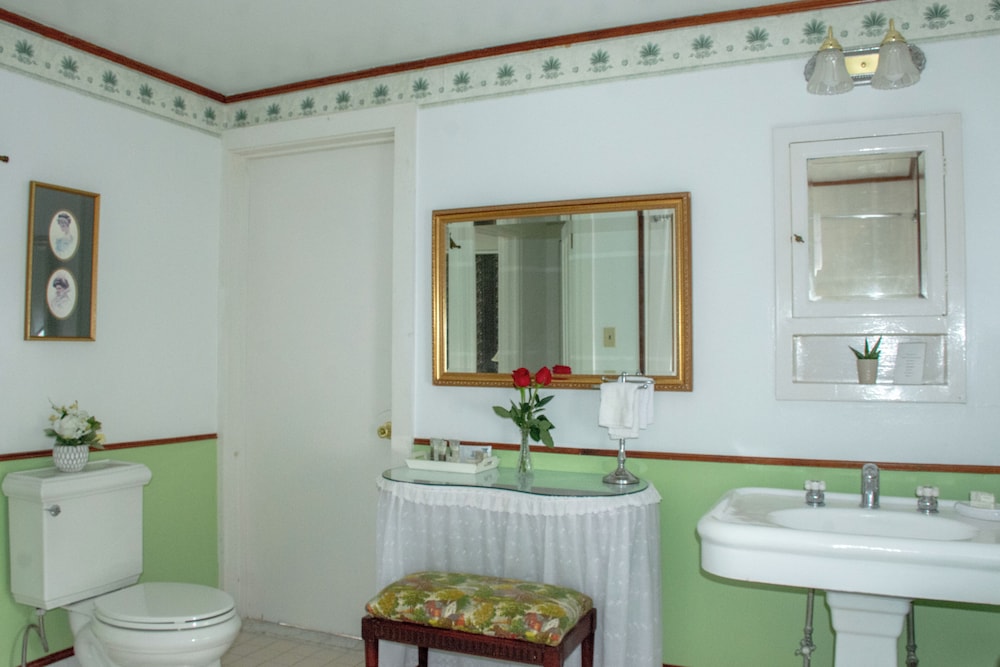 Master, Premium, Suite, King and Double Bed, Courtyard View، Blackberry River Inn 4/5