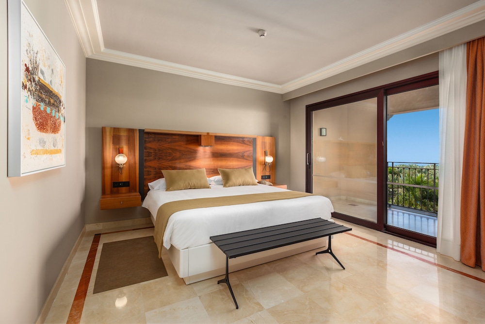 Unique, Suite, King Bed, Pool View, Sofa