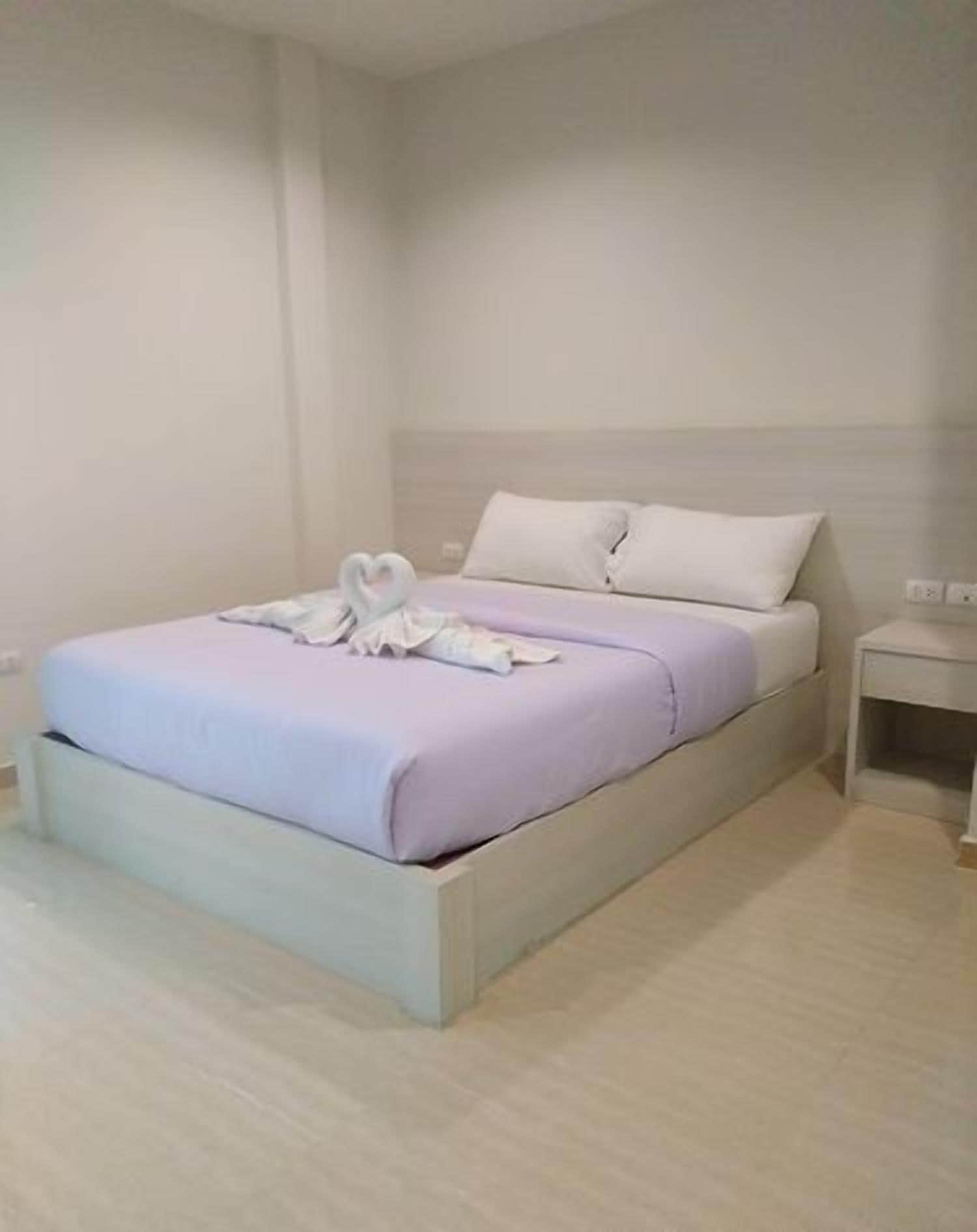 1 BEDROOM, COMFORT, TWIN BEDS