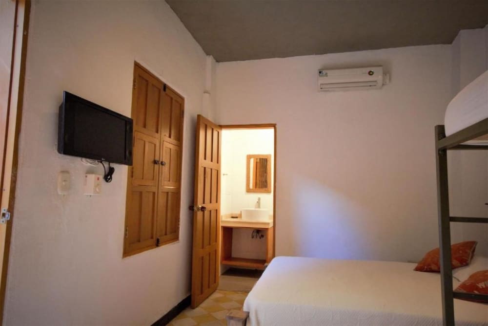 ROOM, QUADRUPLE