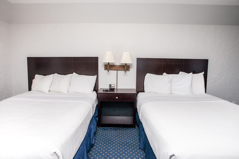 غرفة بسريرين كوين، The Chateau Hotel And Conference Center 5/8