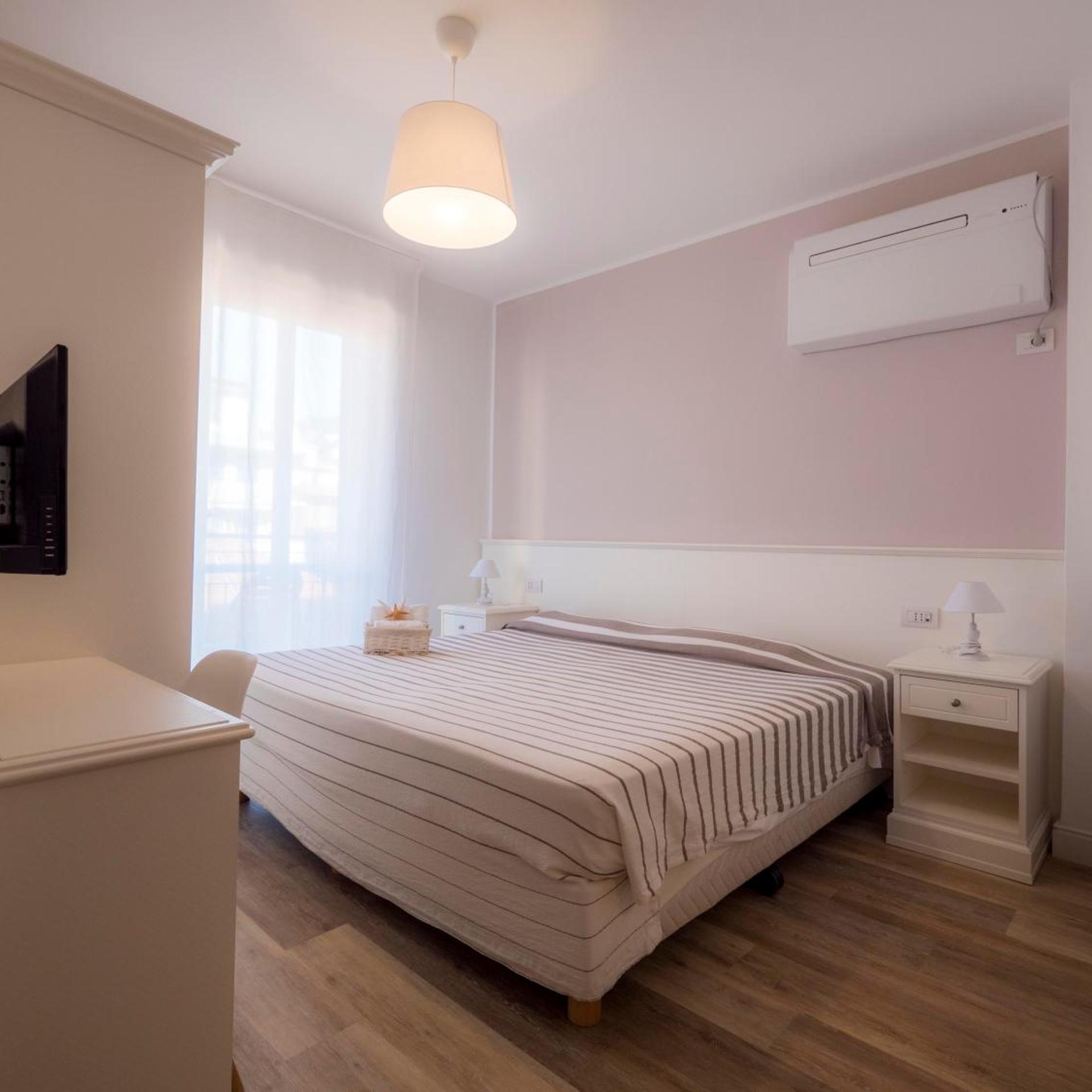 Room, Double Bed, Lateral Side Sea View, Balcony