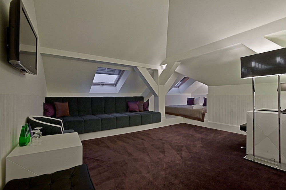 Platinum Palace 21/46