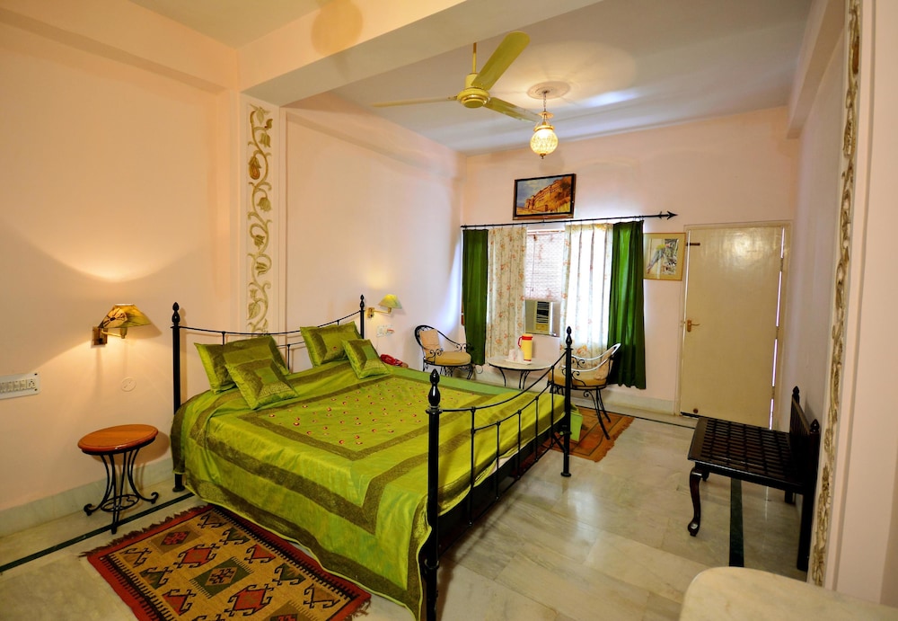 Umaid Lake Palace 33/50