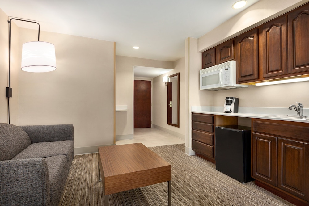 Holiday Inn Express Suites Philadelphia Mt Laurel 38/54