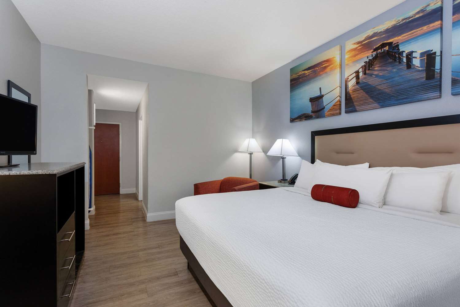 Days Inn & Suites by Wyndham Lakeland 25/85