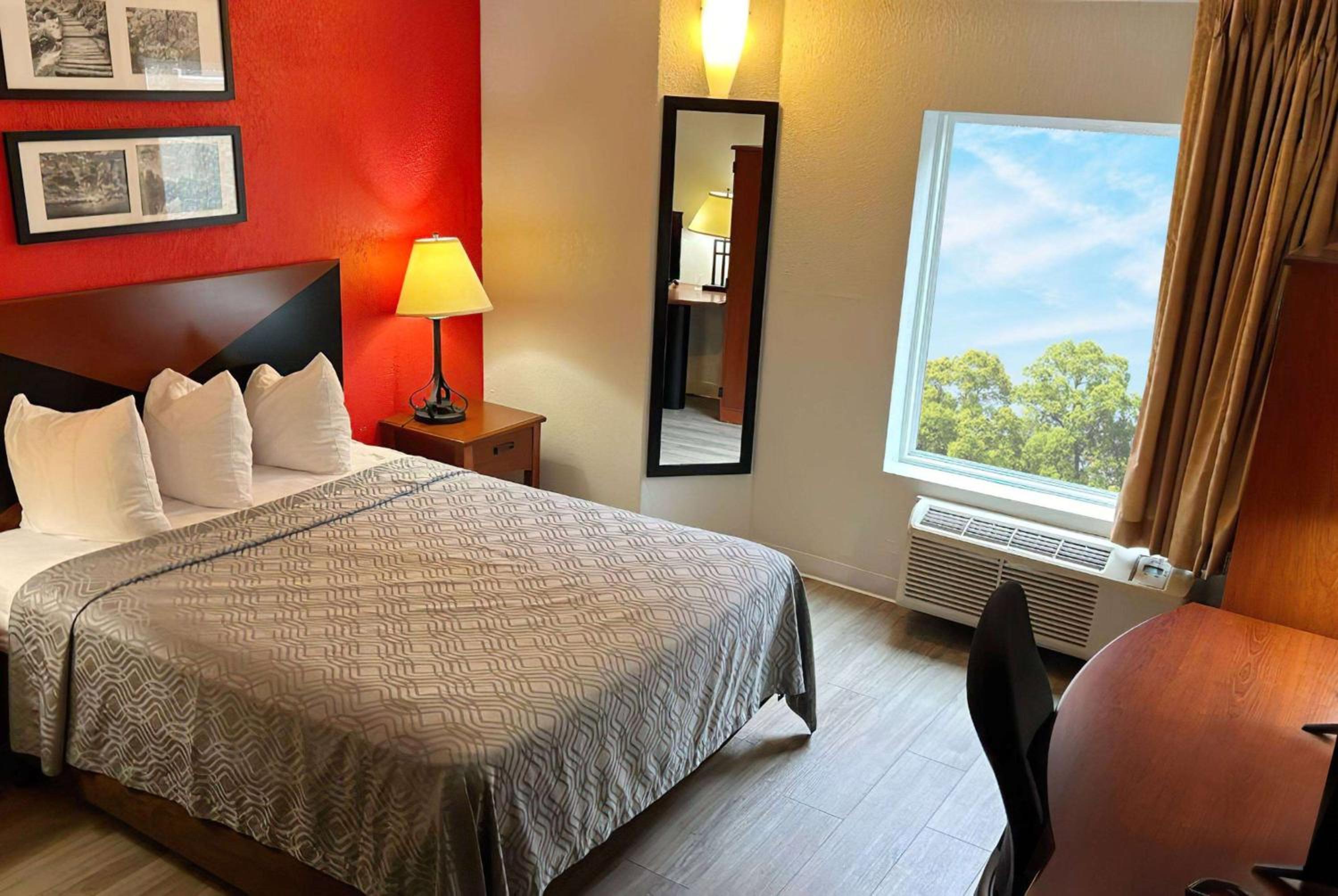 Room, Queen Bed, Bathtub, Accessible