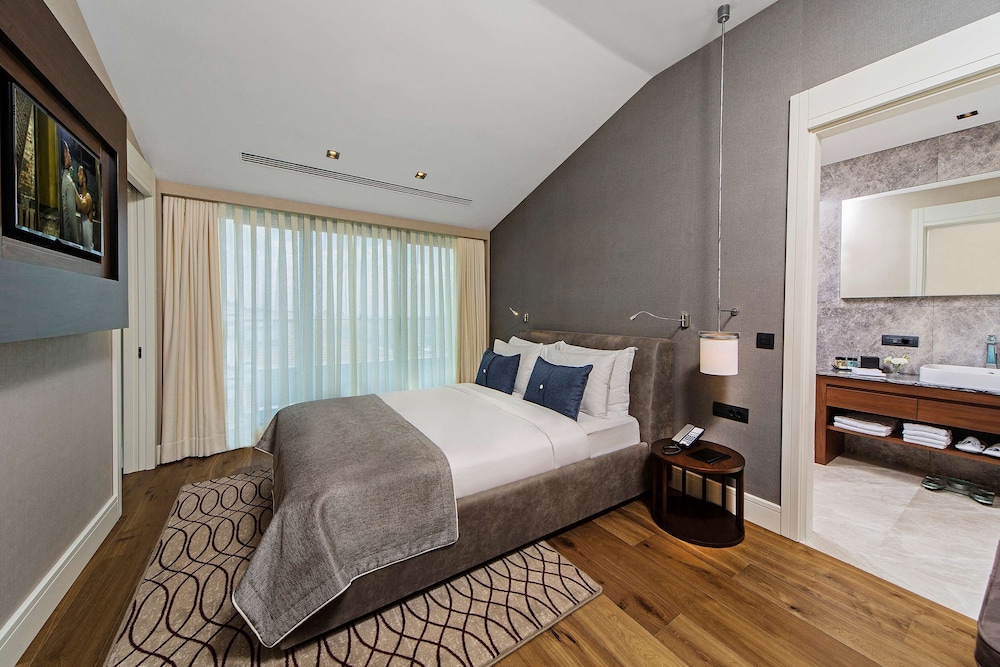 Panoramic, Suite, King Bed, Bosphorus View
