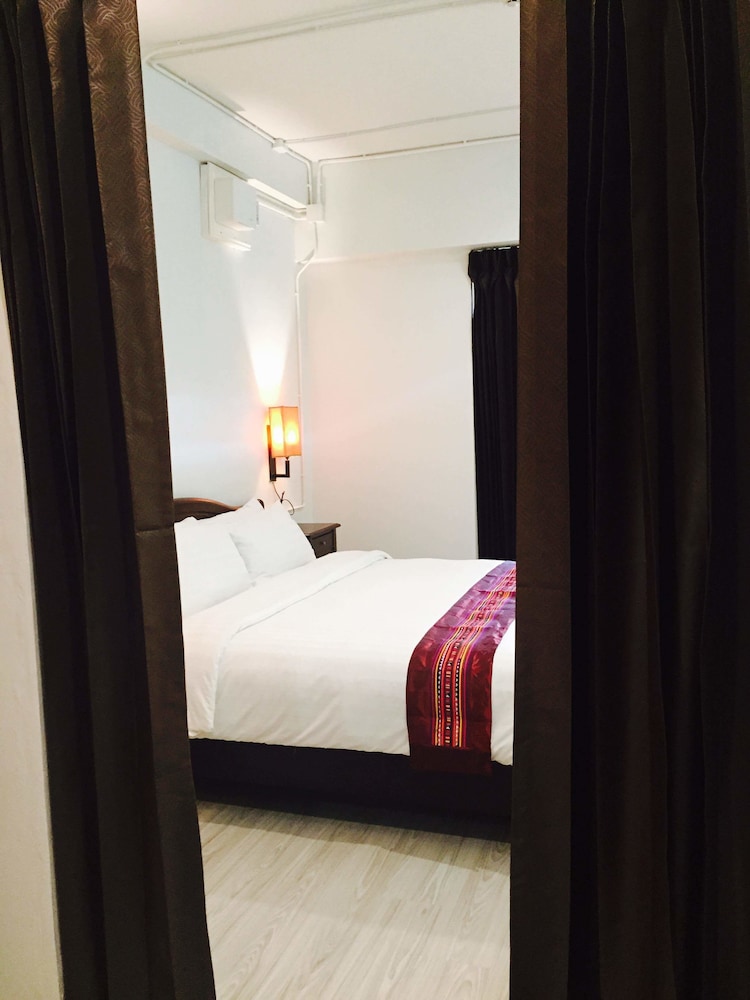 99 the Gallery Hotel 10/77