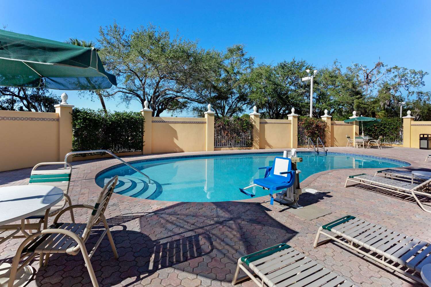 La Quinta Inn & Suites by Wyndham Sarasota Downtown 48/52