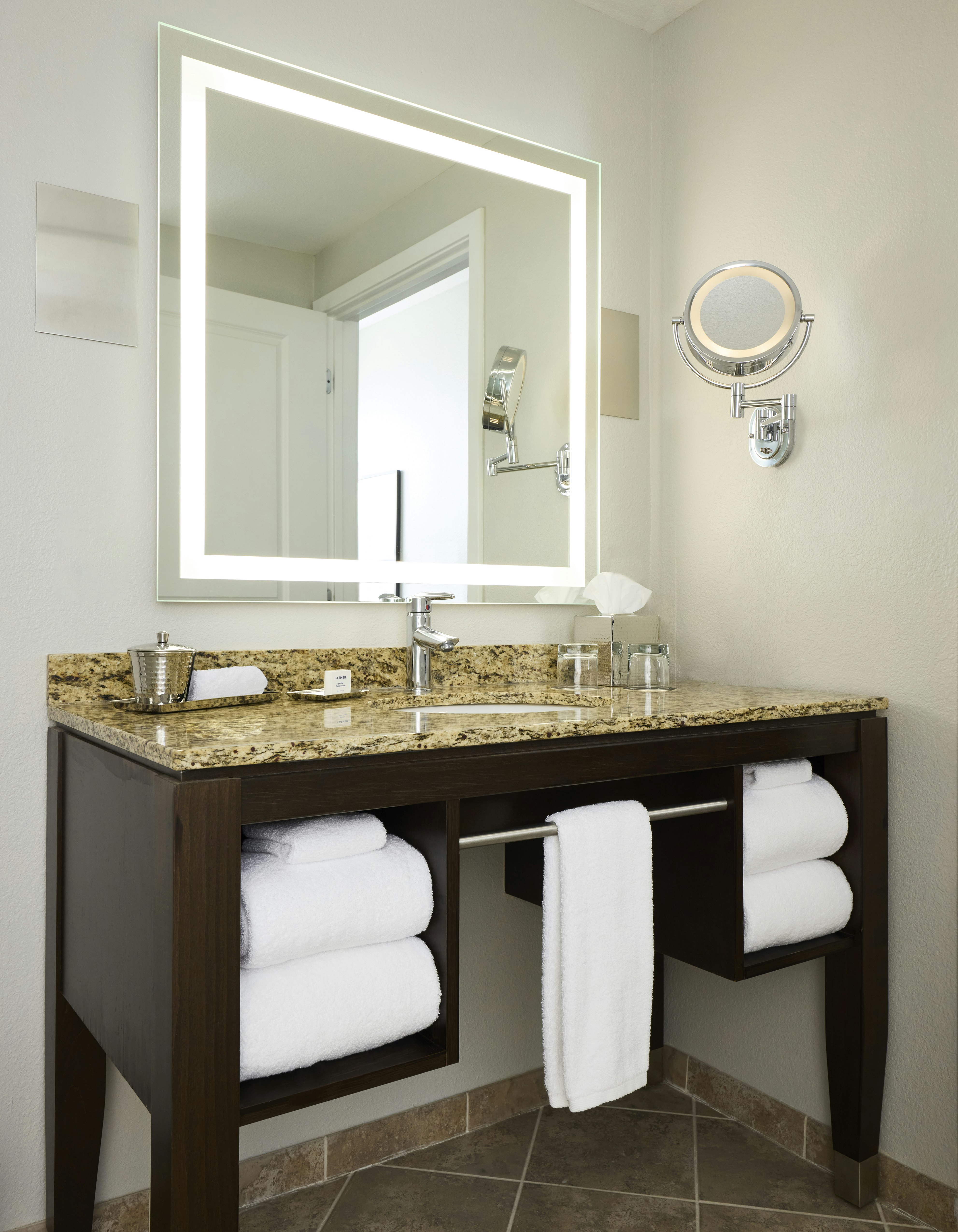 Suite, Den, Accessible، Archer Hotel Falls Church 3/3